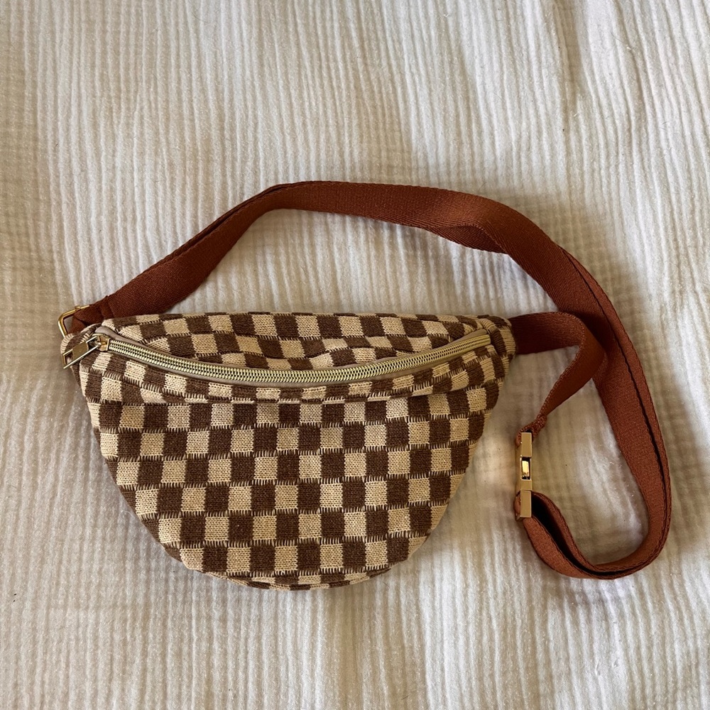 Delta Traditions Tan Checkerboard Crossbody Sling Clip Strap Pouch Bag